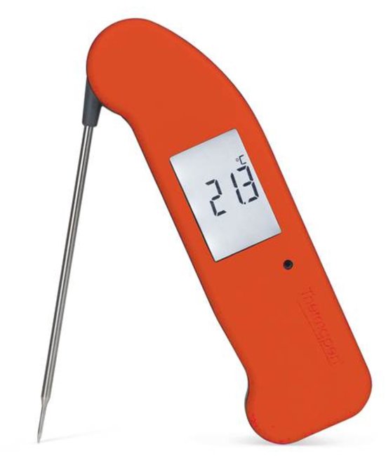 Oranje digitale thermometer, opengewerkt met roestvrijstalen sonde. Het display toont 21.3 °C.