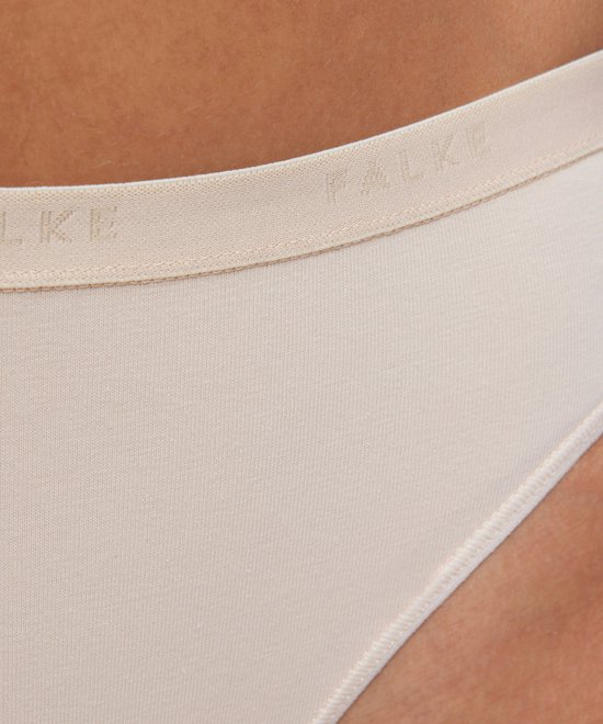 Beige slip met subtiel FALKE logo op de tailleband.
