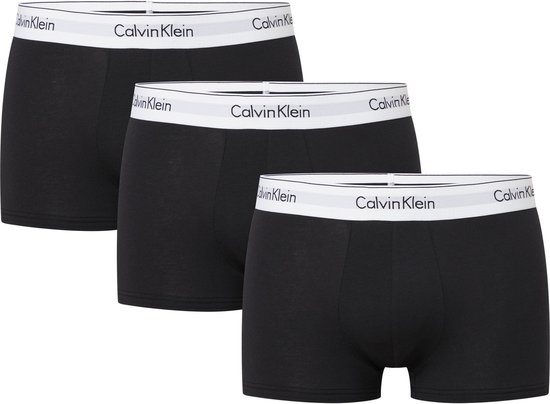 Drie zwarte Calvin Klein trunks met witte tailleband met logo.