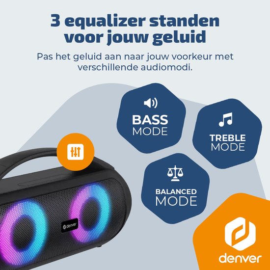 Zwarte Denver speaker met twee woofers met blauw-roze lichteffecten. Ernaast staan icoontjes voor Bass Mode, Treble Mode en Balanced Mode.
