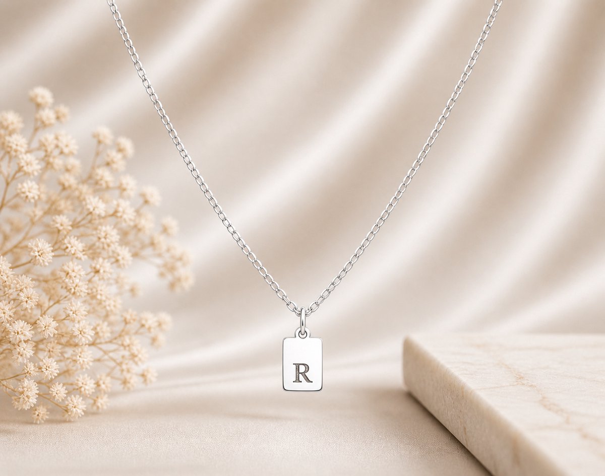 Ketting Demi Zilver gepersonaliseerd sieraad met letter naar keuze gegraveerd, leuk persoonlijk cadeau voor moeder, vrouw of vriendin.