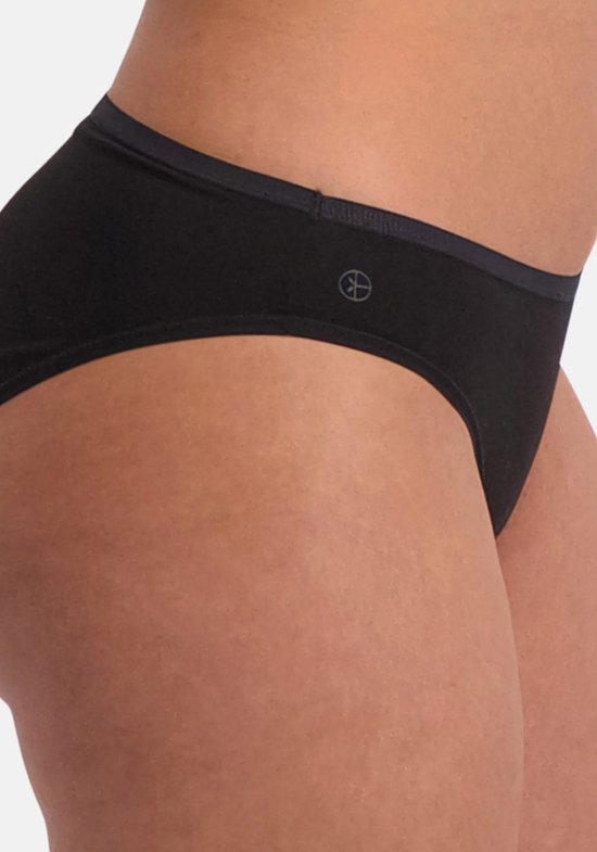 Detailopname van een zwarte bamboe slip voor dames.