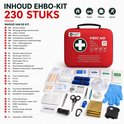Inhoud van de rode EHBO-kit, 230 onderdelen, met deksel open en alle verbandmiddelen zichtbaar.