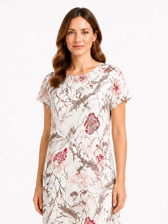 Robe mi-longue à manches courtes, blanche avec un imprimé floral intégral rose, rouge et marron.