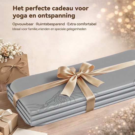 Grijze, opvouwbare mat met bergmotief, gestrikt met een goudkleurige strik. Ideaal als cadeau.