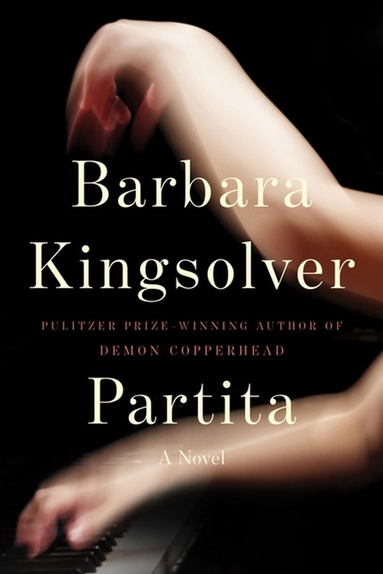 Boekhoes met de titel 'Partita' van Barbara Kingsolver. Vaag beeld van handen op een piano.