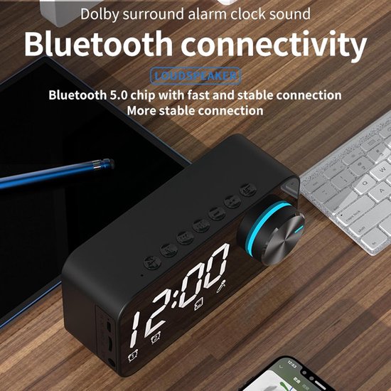 Bluetooth-wekker met surround sound, houtlook display '12:00' en blauwe accenten, geplaatst op een bureau.