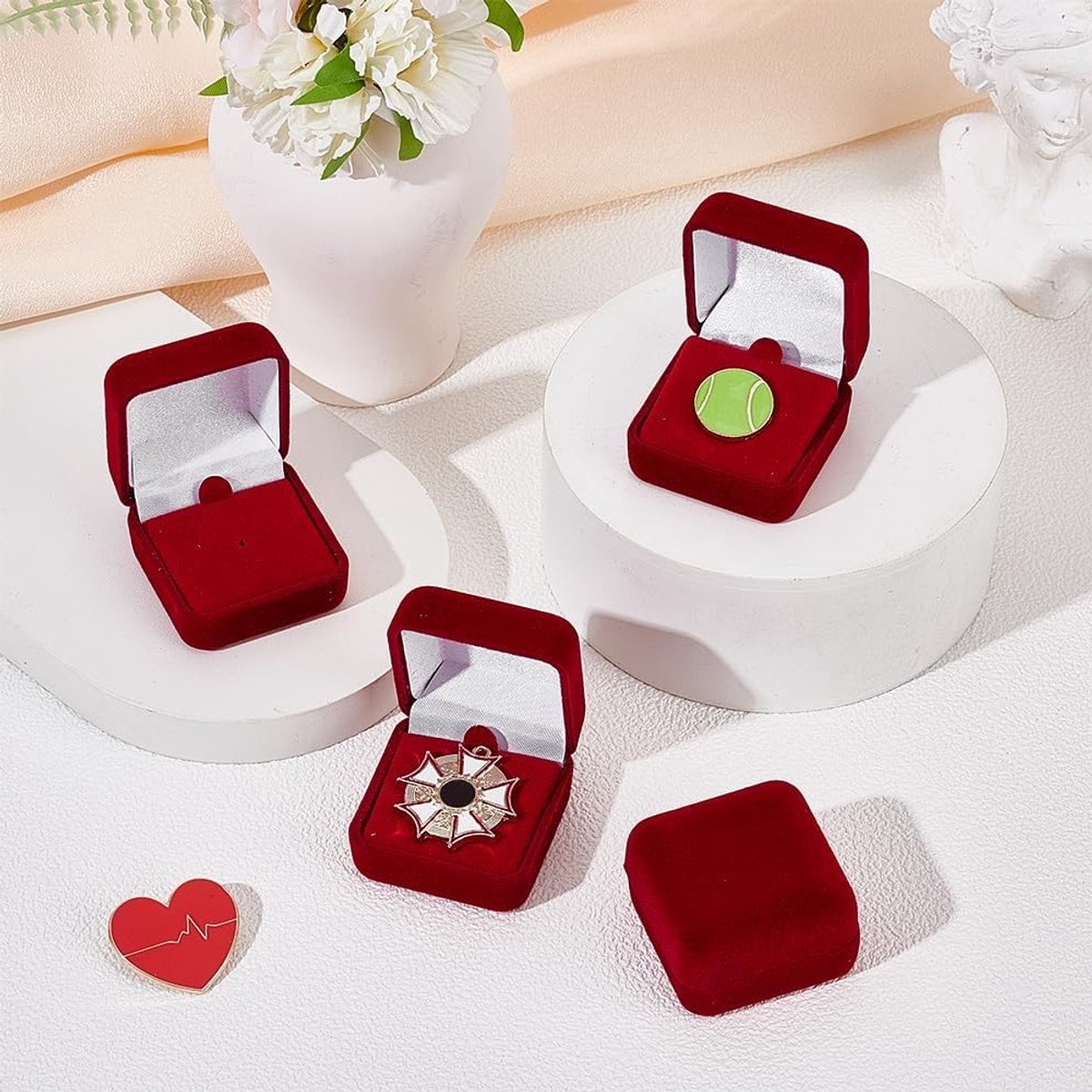 Zes Stuks Fluwelen Presentatiedozen voor Badges, Sieraden, Pins en Medailles - Perfect voor Verzameling en Cadeaus, 4.3 x 4.3 x 2.8cm