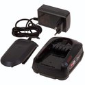 Zwarte Bosch 18V 2.5Ah accu met lader en stekkeradapter. Zijkant met Bosch logo.