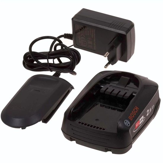 Zwarte Bosch 18V 2.5Ah accu met lader en stekkeradapter. Zijkant met Bosch logo.