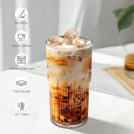 Geribbelde glazen beker met ijskoffie. Iconen: geen geur, voedselveilig, vaatwasmachinebestendig, dik glas, temperatuurbereik.