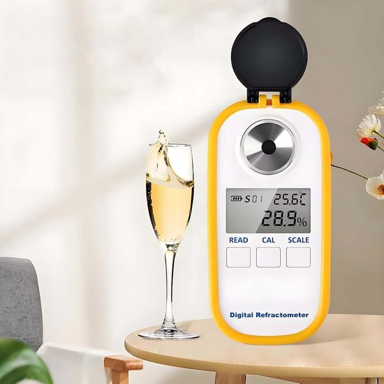 Gele digitale refractometer naast een glas champagne, met een meting van 28.9%.