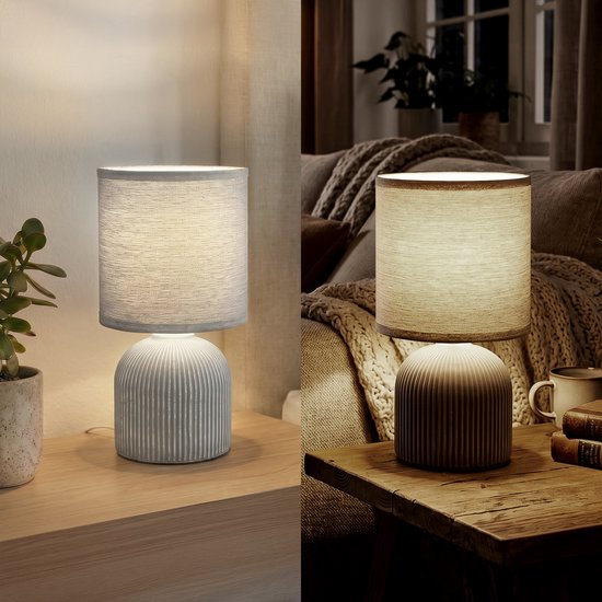 Lampe de table grise avec abat-jour en tissu et base en céramique côtelée, présentée en lumière du jour et en pénombre.