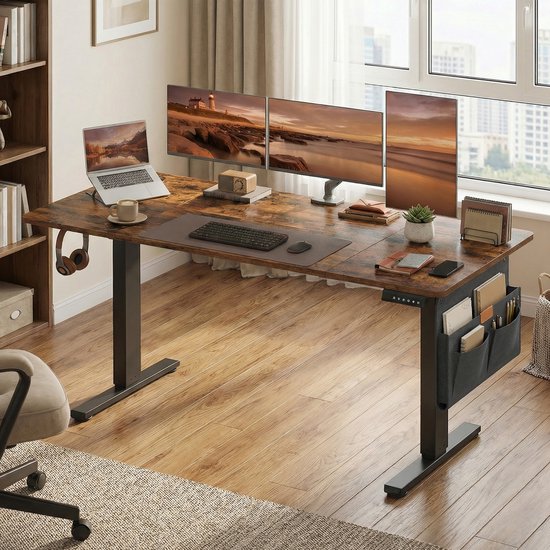 Bureau met verweerd houten blad en zwarte poten, met laptop, drie monitors en een kantoorstoel.