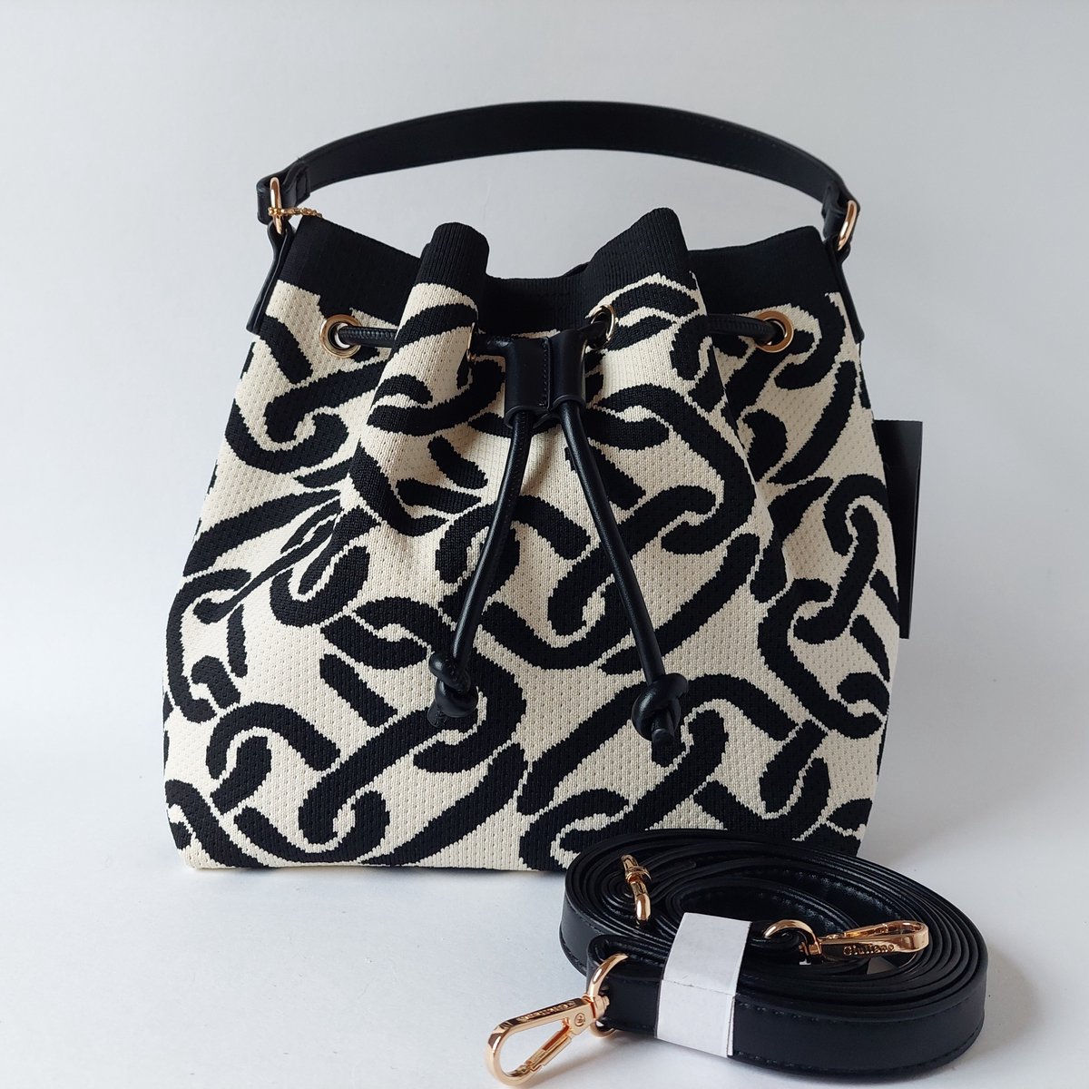 schouder hand tas dames textiel wit zwart - fantasie print - magneetsluiting en zwart rijgkoord - opvallende crossbody casual stijl