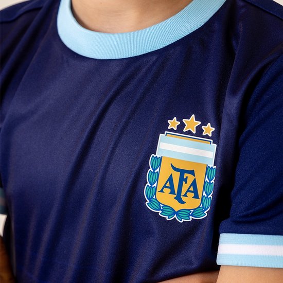 Donkerblauw shirt met lichtblauw/wit gestreepte kraag en manchetten. AFA-logo met drie sterren op de borst.