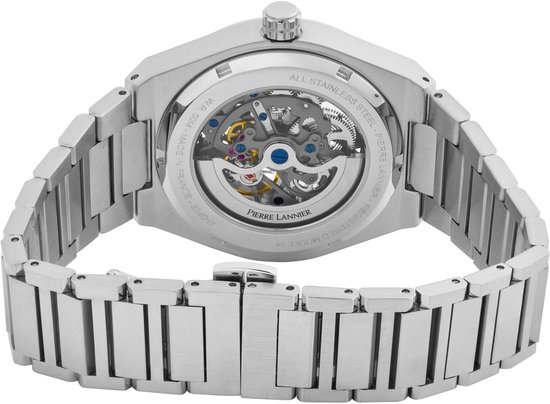 Achterkant van zilverkleurig automatisch horloge met zichtbaar uurwerk, "ALL STAINLESS STEEL PIERRE LANNIER REGISTERED MODEL" en "MADE IN FRANCE".
