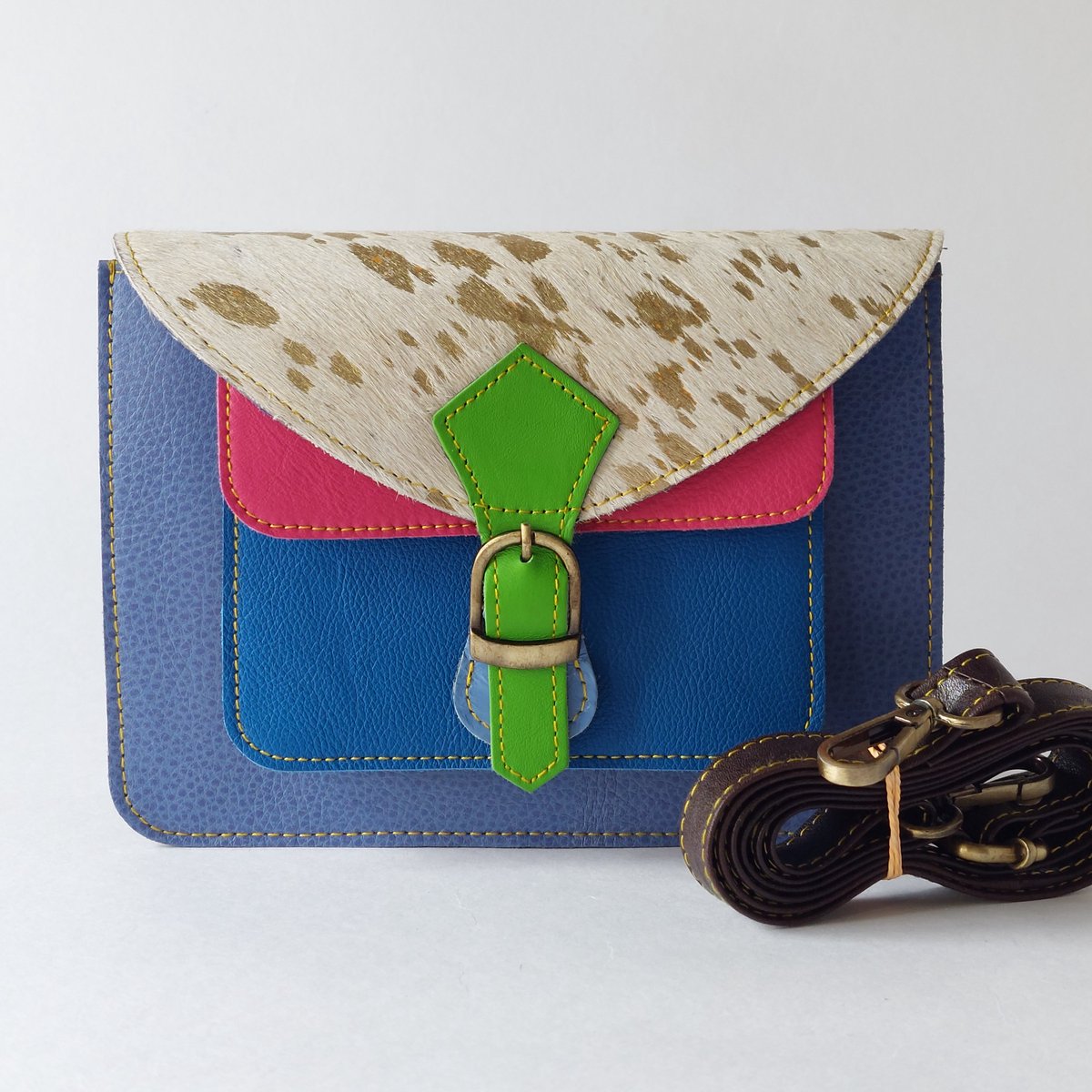 gerecycled leren crossbody tas dames multi color fairtrade - handgemaakt India used leather duurzaam - compacte unieke schoudertas