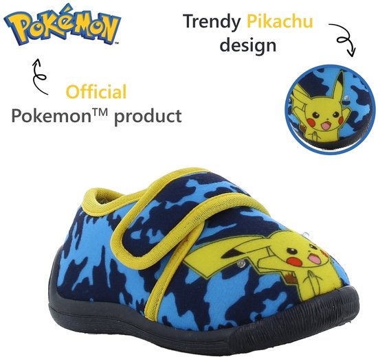 Blauwe pantoffel met camouflageprint, gele band en opdruk van Pikachu. "Official Pokemon product", "Trendy Pikachu design".