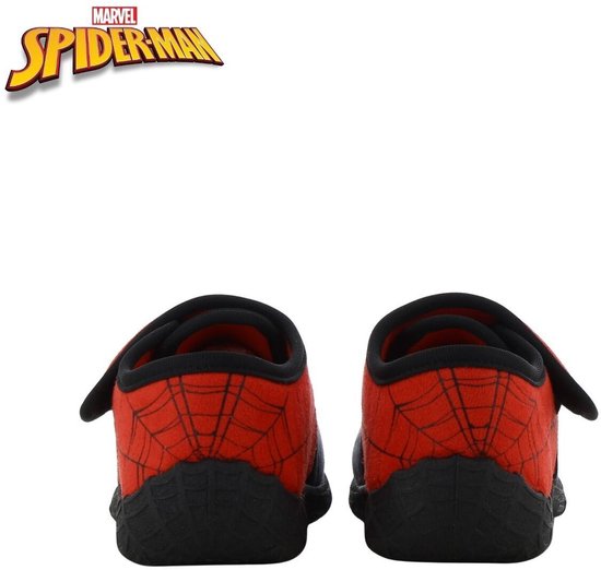 Achterkant van rode Spiderman pantoffels met zwarte spinnenwebprint en klittenbandsluiting.