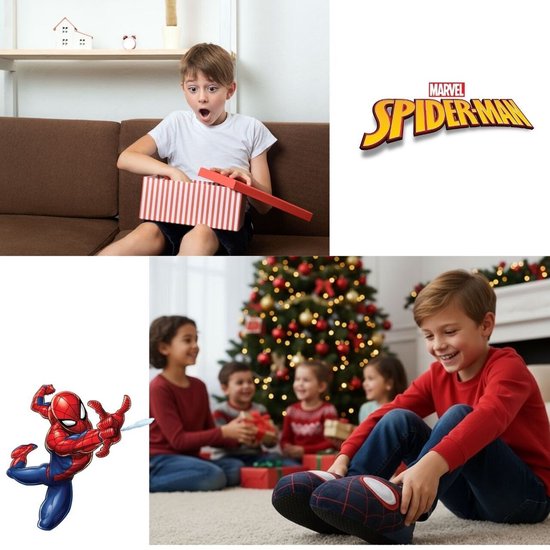 Kinderen vieren Kerstmis. Jongen pakt een cadeau uit, een andere jongen doet Spiderman pantoffels aan.
