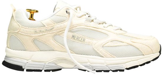 Crème Mercer sneaker met mesh panelen en "MERCER" logo op de zijkant. Zwarte loopzool.