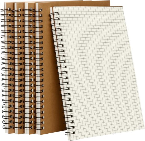 Stapel van vijf bruine notitieboekjes met spiraalbinding. Eén notitieboekje is open met geruite bladzijden.