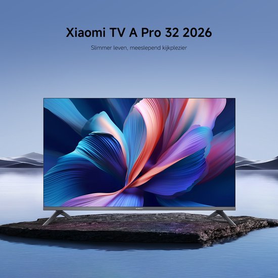 Xiaomi TV A Pro 32 2026 met abstracte bloemenprint op het scherm. Getoond op een rots in water.