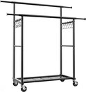 Een leeg, dubbel, zwart metalen kledingrek op wielen, met zijhaken en een mand onderaan.