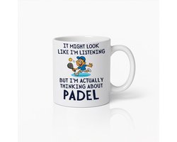 Grappige Padel Mok 330 ml – “It Might Look Like I’m Listening But I’m Thinking About Padel” Koffiemok – Humoristisch Cadeau voor Padelspelers