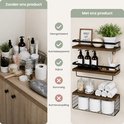 Drie houten wandplanken met zwarte metalen randen, gevuld met toiletartikelen en handdoeken.