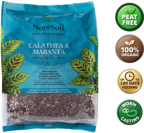 Een zak Norrsoil premium potgrond voor Calathea en Maranta, met aan de zijkant van de zak keurmerken voor turfvrij, biologisch en 180 dagen voeding.