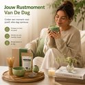 Vrouw met matcha mok, matcha set met accessoires en boeken.