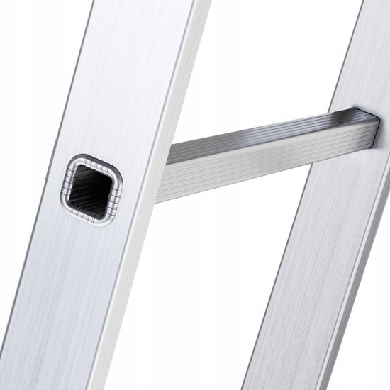 Gedetailleerd aanzicht van de gestructureerde sporten van een aluminium ladder.