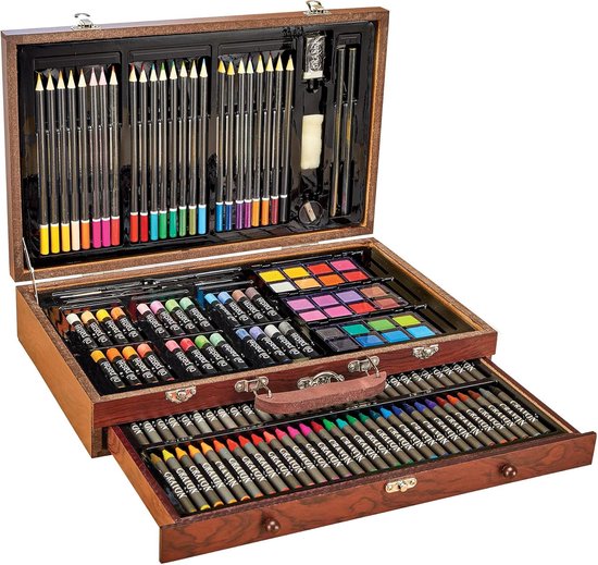 Houten koffer met kunst teken set: kleurpotloden, pastels, aquarelverf, kwasjes en accessoires.