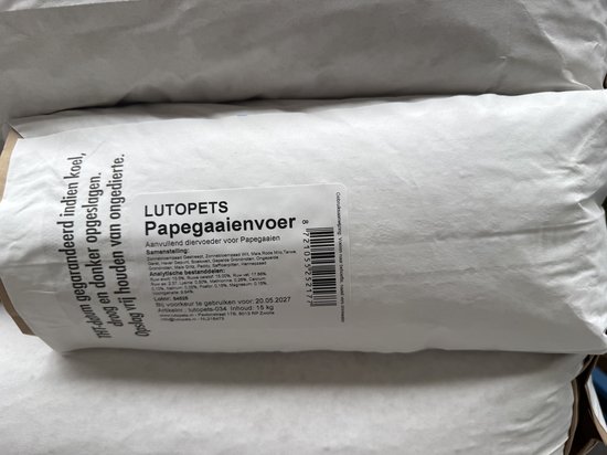 Gedetailleerd etiket op een witte zak papegaaienvoer, met de tekst 'Lutopets Papegaaienvoer 15 kg' en een barcode.
