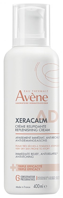 Witte pompflacon met Avène XeraCalm AD crème. Tekst: 'Eau Thermale Avène', 'XeraCalm AD', 'Crème Relipidente', 'Triple Efficacité', '400ml e'.