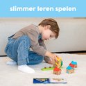 Jongetje bouwt met kleurrijke houten huisjes. Tekst: slimmer leren spelen.