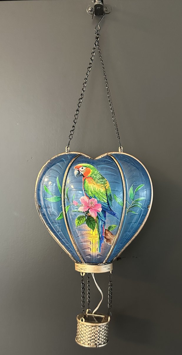Decoratieve solarlamp hart met luchtballon " met flame LED " - Papegaai print blauw - kunststof - hangend model - hoogte 46 x 16 x 9.5 cm - Tuindecoratie - Tuinverlichting