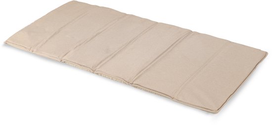 Beige matras opgevouwen, voor het Deryan campingbedje.