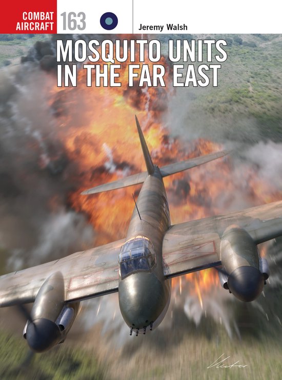 Couverture de 'Combat Aircraft 163: Mosquito Units in the Far East', montrant un avion au-dessus d'un incendie.