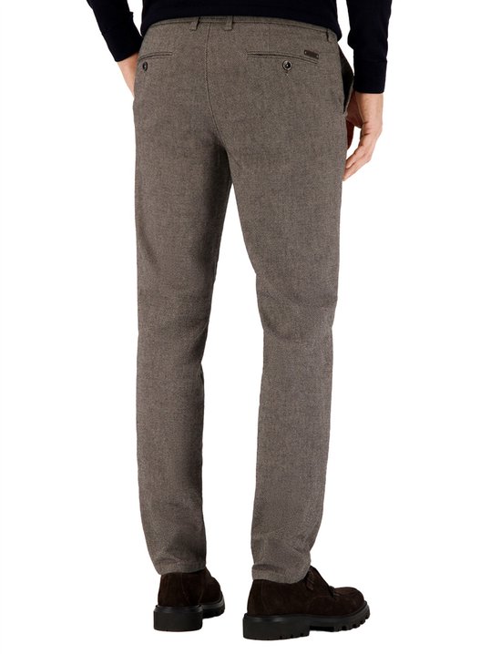 Bruine pantalon met visgraatmotief, gedragen door een model.