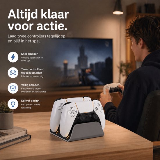 Grijs oplaadstation voor DualSense controllers met twee witte controllers, in een woonkamer.