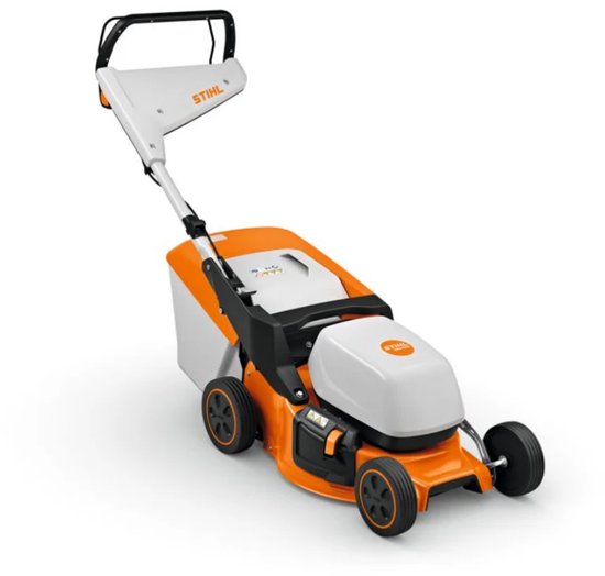 Oranje en witte Stihl grasmaaier met zwarte handgreep, op wit effen achtergrond.
