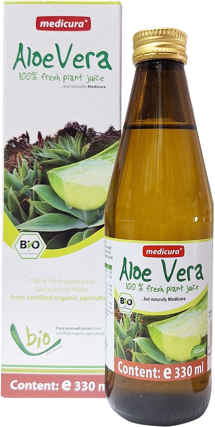 Medicura Aloë Vera sap, 100% vers plantensap, BIO, 330ml, met een afbeelding van aloë planten en stukken aloë.