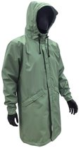 Groene regenjas van PVC/polyester met capuchon, gedragen door een zwarte paspop. Staat op een witte achtergrond.