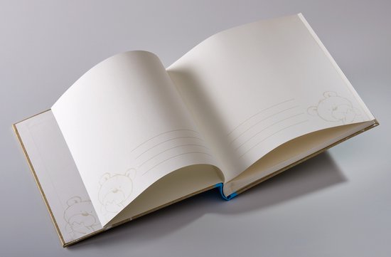Open babyalbum met lijntjes en tekening van een bruine beer op de pagina's. De kaft is beige.