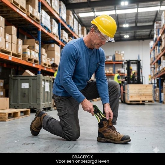 Man met gele helm die een groene WorkSoll inlegzool in een werkschoen plaatst in een magazijn.