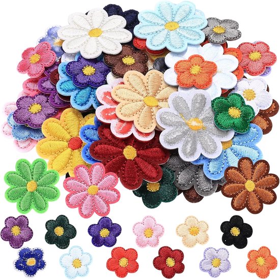 Een grote groep kleurrijke, geborduurde bloemenpatches in verschillende maten en kleuren.