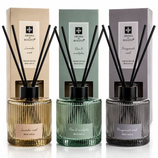 Drie glazen diffusers: amberkleurig "Lavender wood", groen "Rose & eucalyptus" en donker "Pomegranate wood".